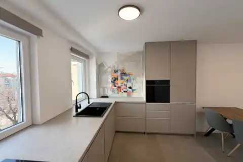 Zagreb, Centar - Trosoban renoviran stan za najam s parkingom