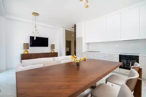 Podstrana - Dvosoban stan sa krovnom terasom i parking mjestom