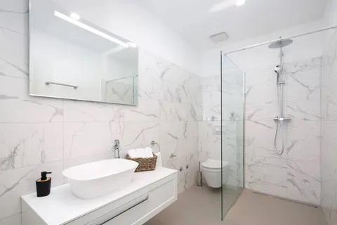 Ostrov Brač, Milna – Nově postavená luxusní vila o rozloze 370 m2 s velkým hydromasážním bazénem