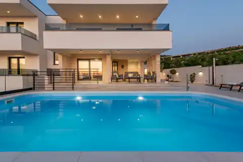 Zadar, Rovanjska – villa de 220 m², piscine et vue sur la mer