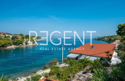 Šolta, Rogač - Villa mediterranea in prima fila sul mare 264 m2 vendita esclusiva
