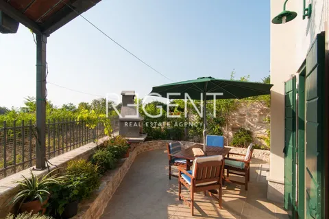 Brač, Mirca - kamenná vila s výhledem na moře, 300m2