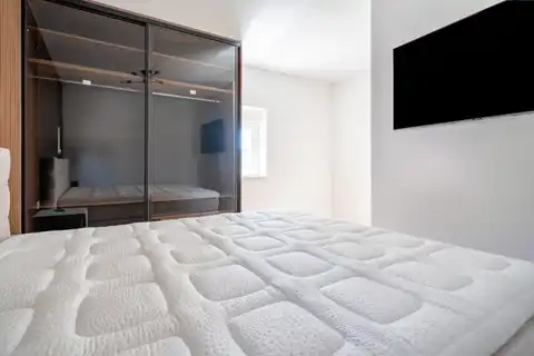 Podstrana - Dvosoban stan sa krovnom terasom i parking mjestom