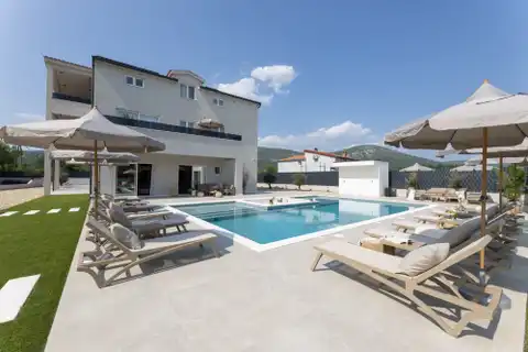 Trogir, Seget - Moderna vila s grijanim bazenom i pogledom na more