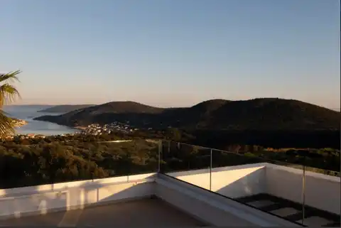 Trogir, Vinišće - Moderna vila s bazenom i panoramskim pogledom