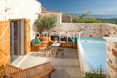 Hvar- kamena vila unikatnog dizajna 250m2