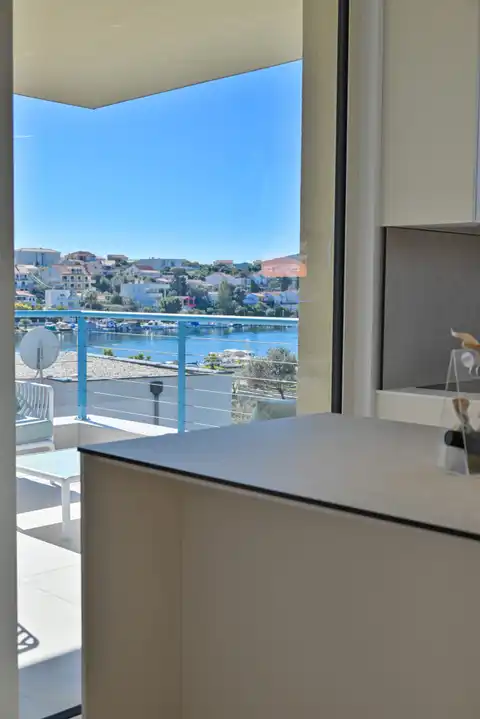 Seget Vranjica – moderna duplex vila s dva bazena i pogledom na more