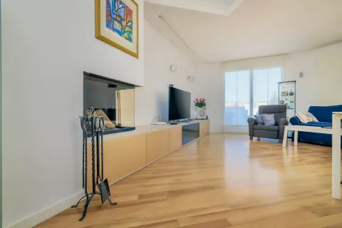 Zagreb, Petrova - Moderan penthouse s krovnom terasom i bazenom