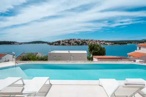 Šibenik, Rogoznica - Luxusní vila s panoramatickým výhledem na moře, vyhřívaným bazénem a vířivkou