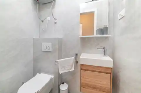 Split, Lučac - Appartement de deux pièces avec loggia et vue sur la ville.