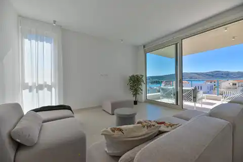 Seget Vranjica – moderna duplex vila s dva bazena i pogledom na more