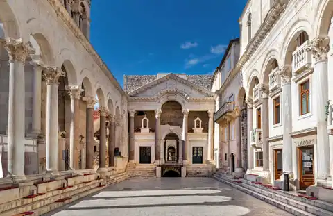 Split, Centar – Jedinstveni komercionalni prostor u Dioklecijanovoj palači 420 m2