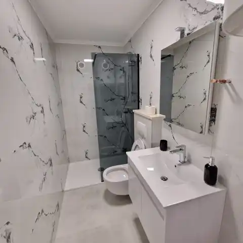 Split, Kamen - Appartement de trois pièces avec jardin privé