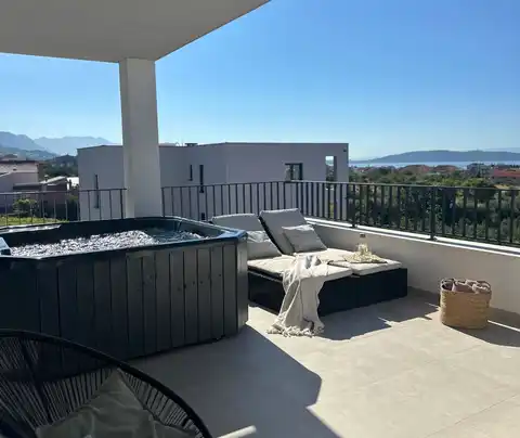 Kaštel Stari - Štirisobno stanovanje z ložo in pogledom na morje