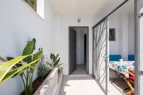 Омиш, Станичи – вилла на первой линии у моря с большим потенциалом