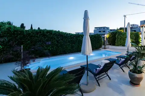 Split, Kila – stan 51 m² z vrtom, bazenom in s parkiriščem