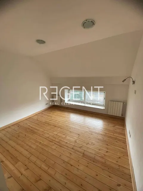 Záhřeb, Kvaternikovo náměstí - Dvoupatrový byt 150 m2 k pronájmu