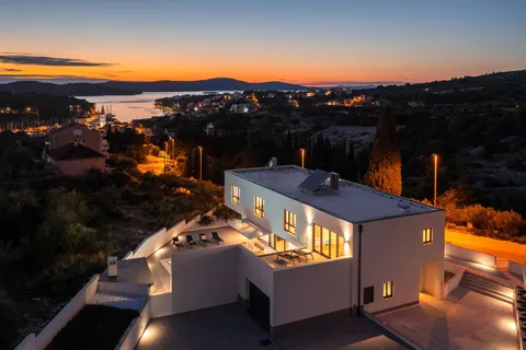 Ostrov Brač, Milna – Nově postavená luxusní vila o rozloze 370 m2 s velkým hydromasážním bazénem