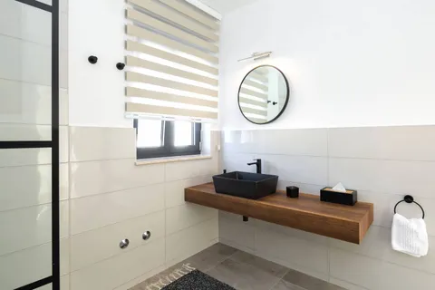 Ostrov Brač, Milna – Nově postavená luxusní vila o rozloze 370 m2 s velkým hydromasážním bazénem