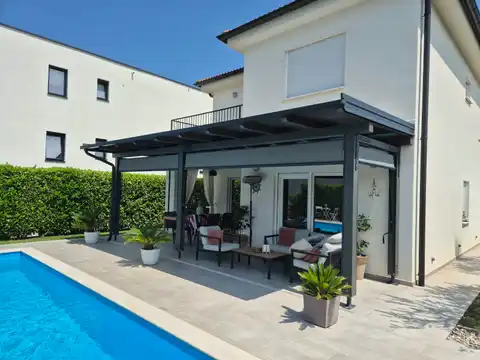 Parenzo, dintorni – casa di 135 mq, arredata con piscina e giardino.