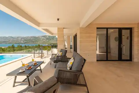 Zadar, Rovanjska – villa de 220 m², piscine et vue sur la mer