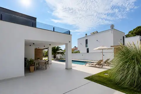 Vila 200 m², Pula — 3 spavaće sobe, grijani bazen, garaža, sauna
