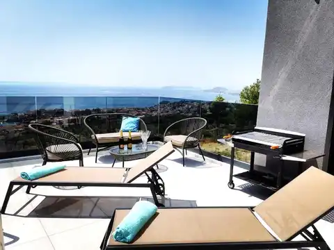 Split, Podstrana – Zapanjujuća villa s pogledom na more 250 m2