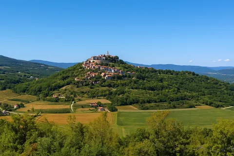 Istra, Motovun - tradicionalna istarska kuća s pogledom na Motovun