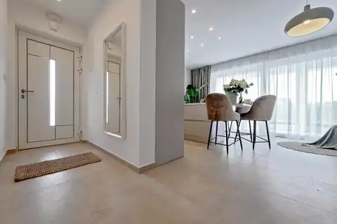 Trogir, Okrug Gornji - Trojizbový byt s loggiou