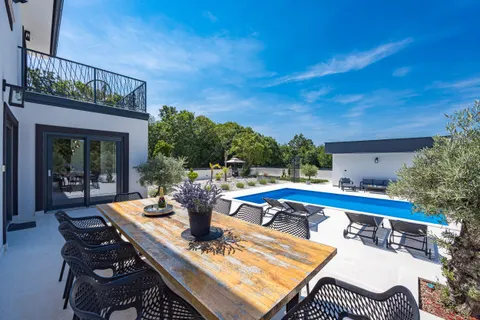 Istra, Krnica – Kuća s bazenom na parceli 780 m2