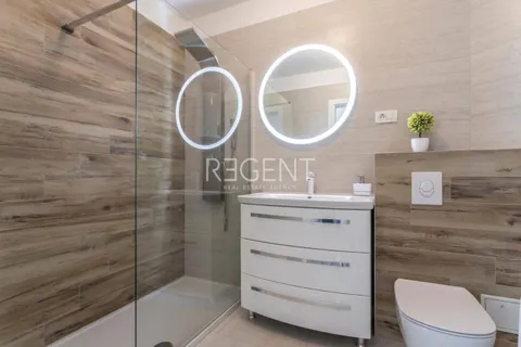 Split, Žnjan - Luxusní dvoupokojový penthouse 70 m2 s terasou