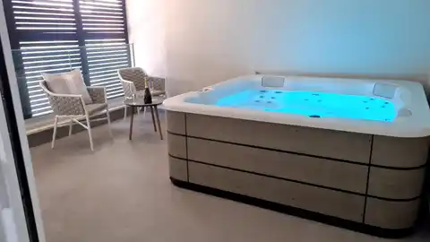 Split, Strožanac – For rent, three-room apartment 103 m² loggia jacuzzi parking