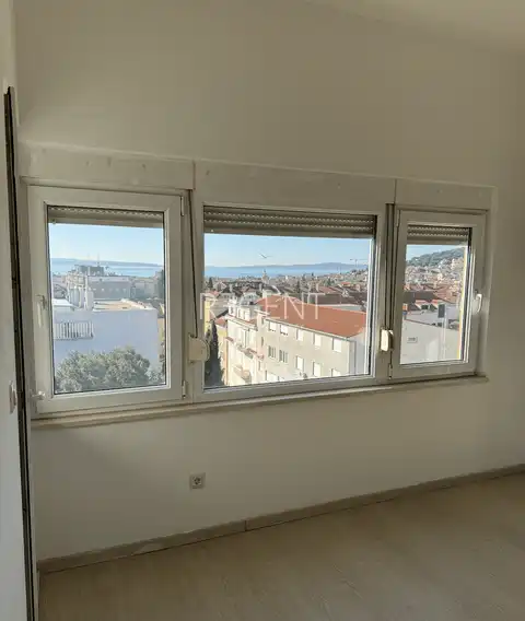 Split, Skalice - Trisobno stanovanje s pogledom na Split 50 m2