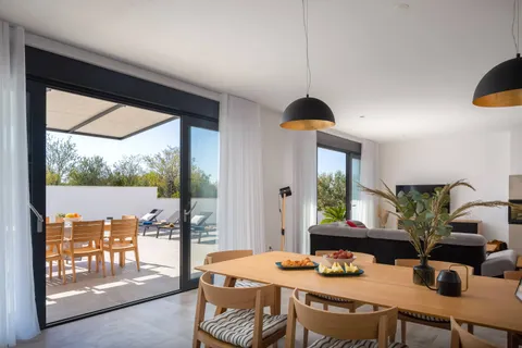 Ostrov Brač, Milna – Nově postavená luxusní vila o rozloze 370 m2 s velkým hydromasážním bazénem