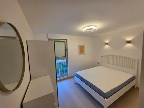 Split, Pujanke - Renoviran trosoban stan s lođom