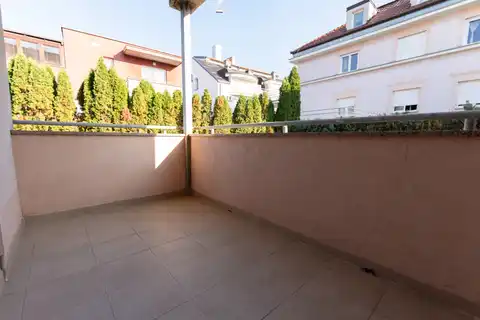 Zagreb, Maksimir - Dvosoban stan u urbanoj vili s parkingom