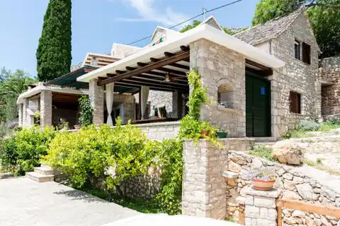 Brač, Bol - Kamena kuća sa četiri apartmana
