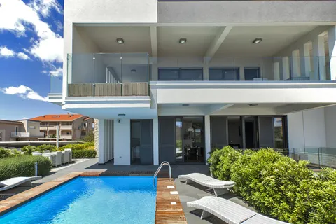 Zadar, Sukošan – Ekskluzywna dwupoziomowa willa z basenem, 170 m²