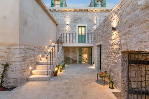 Brač, Pučišća - Nádherná kamenná vila 120 m2