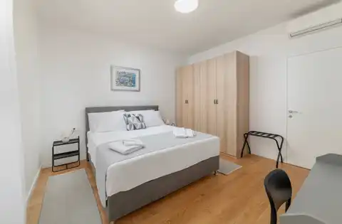 Split, Lučac - Appartement de deux pièces avec loggia et vue sur la ville.