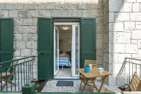 Split, Bačvice - Stan s 3 apartmanske jedinice i prostranim vrtom