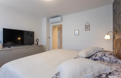 Split, Plokite - Trosoban stan za dugoročni najam sa loggiom