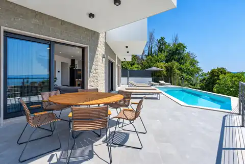 Vila 210 m², 4 spavaće sobe, bazen i pogled na more – Omiš