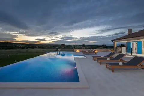 Zadar, Sv. Filip i Jakov - Rustikalna vila na zemljištu od 30.000 m²