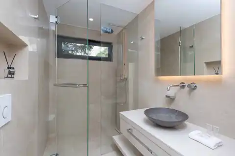 Омиш, Брзет - Двухкомнатная квартира с балконом и террасой в первом ряду у моря