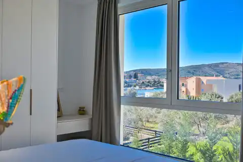 Seget Vranjica – moderna duplex vila s dva bazena i pogledom na more