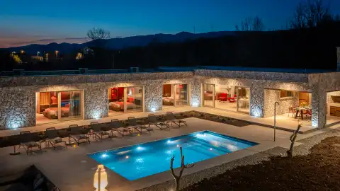 Split, Dicmo – luxusní vila s tenisovým kurtem a bazénem