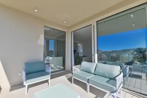 Seget Vranjica – moderna duplex vila s dva bazena i pogledom na more