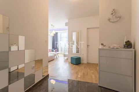 Split, Žnjan - Luxusní dvoupokojový penthouse 70 m2 s terasou