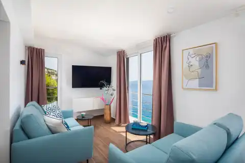 Омиш, Станичи – вилла на первой линии у моря с большим потенциалом